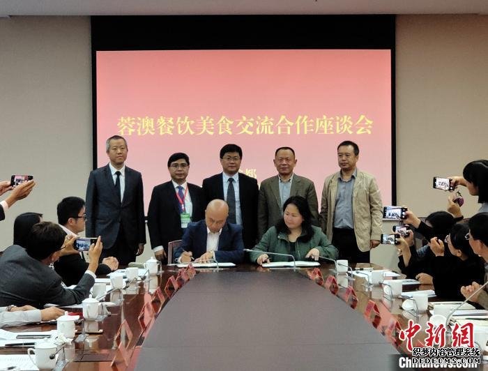 图为签约仪式现场。　王鹏 摄