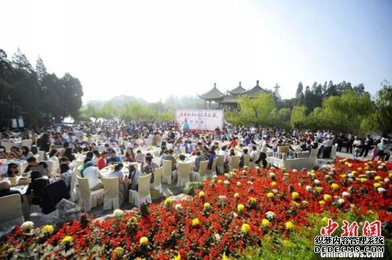 扬州在瘦西湖开展“千名游客 共品早茶宴”，盛邀全球食客共品淮扬美食。　崔佳明 摄