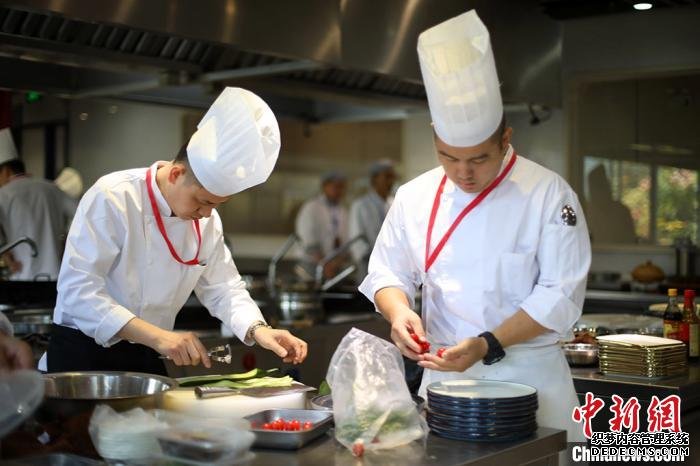 参赛厨师烹饪美食。　泱波　摄