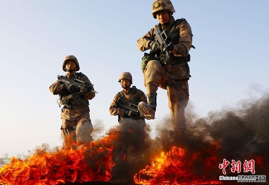 新疆某训练基地新兵连战场战术基础动作训练 场