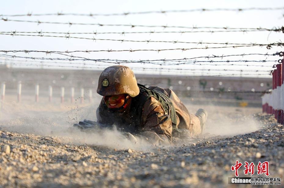 新疆某训练基地新兵连战场战术基础动作训练 场