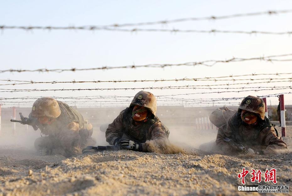 新疆某训练基地新兵连战场战术基础动作训练 场