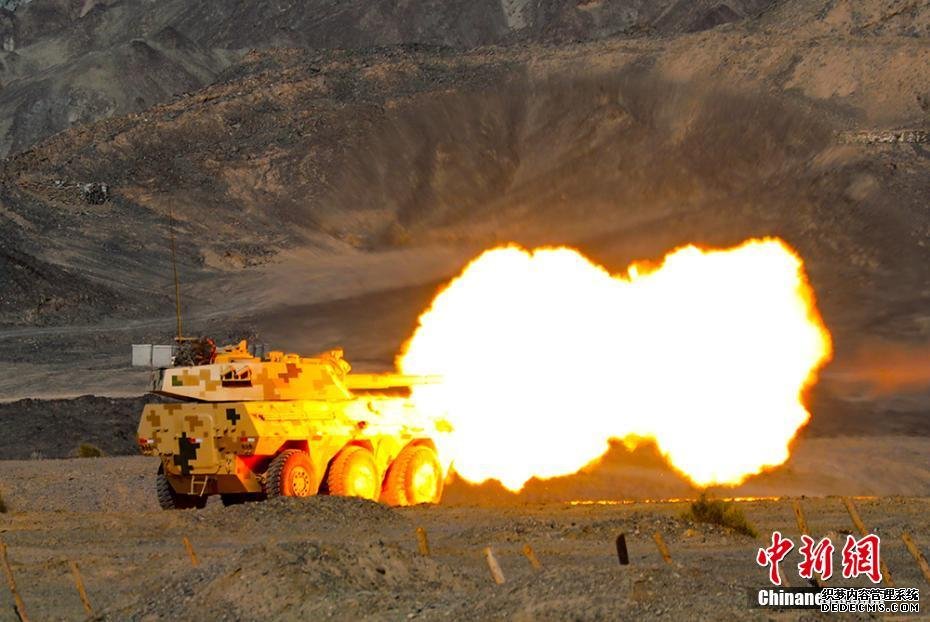 坦克、导弹等轮番上阵 新疆大漠戈壁多兵种接受