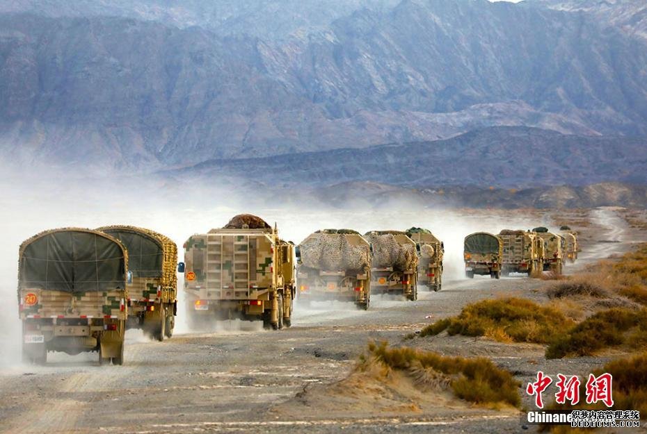 坦克、导弹等轮番上阵 新疆大漠戈壁多兵种接受