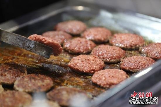资料图：由美国Impossible食品公司带来的一款人造肉汉堡亮相进博会。/p中新社记者 张亨伟 摄