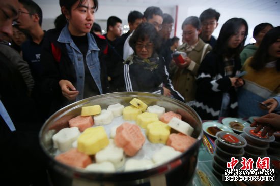 南北高校美食汇聚南京“食惠”大学生