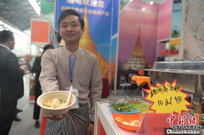 参展商展示缅甸美食。俞靖 摄