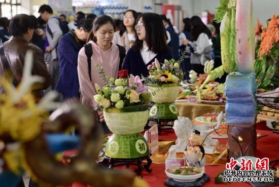 师生们被展出的美食吸引。 寒单 摄 