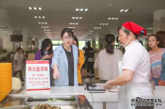 高校食堂“救命饭”火了！便宜到吓人！排长队......