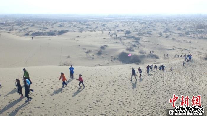 200余名选手体验沙漠竞技。　何阳 摄