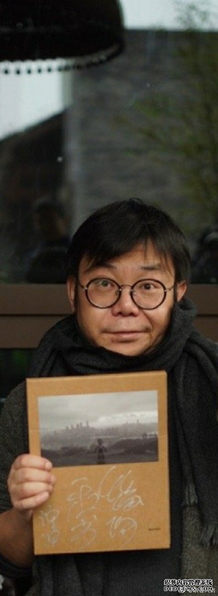遭网红女友控诉家暴 男友悠闲晒美食若无其事