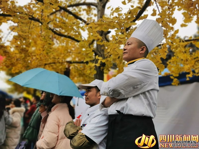 足不出校便可品尝中外美食 成都中医大美食文化节好巴适！