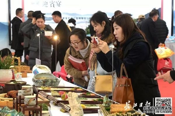 早安武汉︱太火爆了！武汉食博会一天5万多人狂