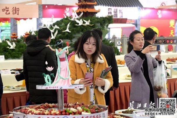 早安武汉︱太火爆了！武汉食博会一天5万多人狂