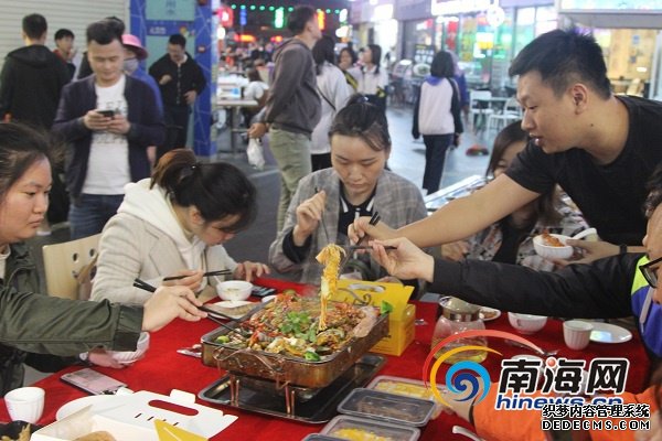 海口夜市评选大众评审团走进潮立方美食街