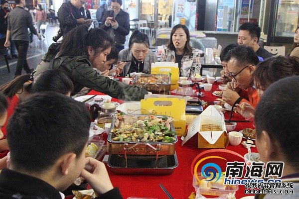 海口夜市评选大众评审团走进潮立方美食街