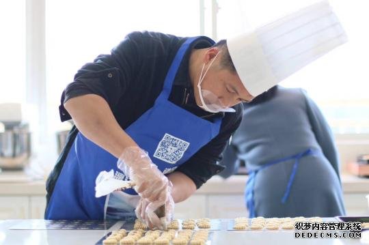 图为参赛选手制作美食 林浩 摄