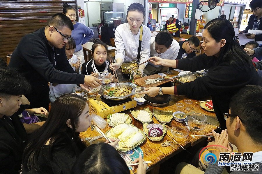 品美食、评夜市 大众评审团走进海垦花园夜市