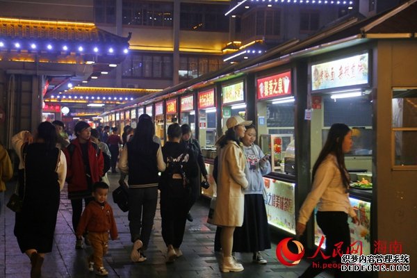 海口夜市评选线下大众评审团走进福地美食街