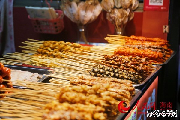 海口夜市评选线下大众评审团走进福地美食街