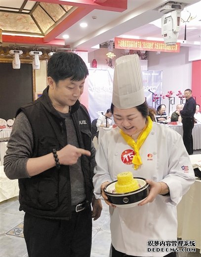 名厨宁家浩为美食大赛家庭选手做烹饪指导。