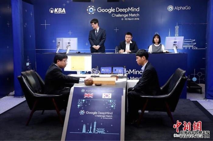 图为2016年3月9日，韩国职业9段李世石与谷歌人工智能系统“阿尔法围棋”(AlphaGo)进行了一场“人机大战”。 /p中新社发 主办方供图