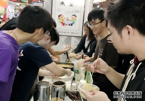 境内外学子们品尝美食(图片来源：华侨大学网站)