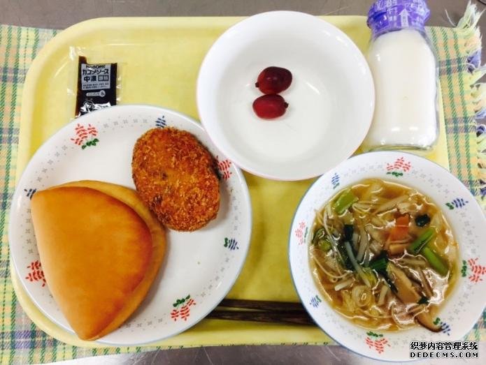 日本老师捡学生吃剩面包4年 被罚减薪加赔食物钱