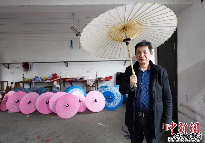 闻士善与油纸伞。受访者供图
