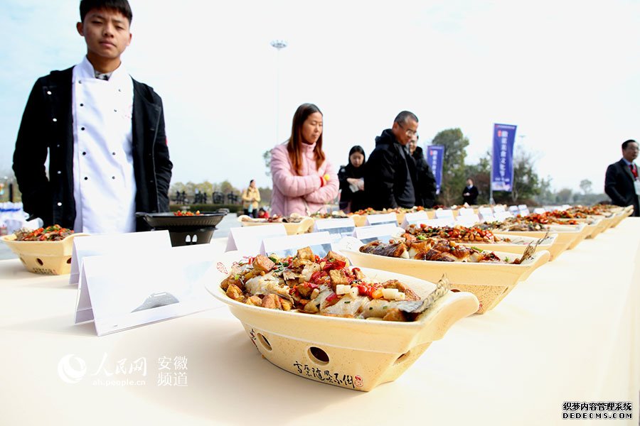 食客参观民间比赛选手作品。