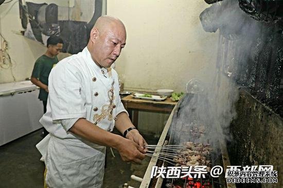 陕西乡党把陕味美食带到印尼 烤串、拌面最受欢迎