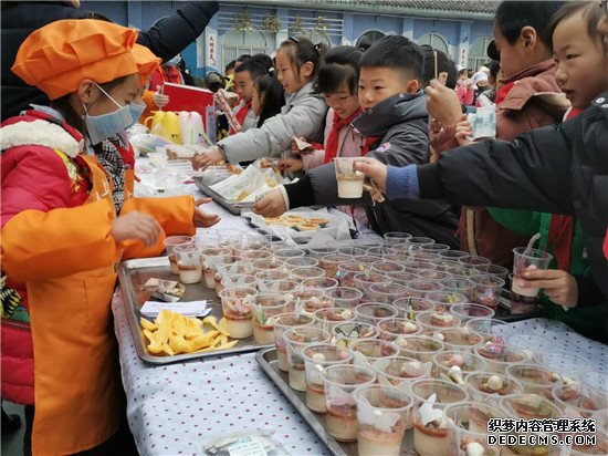 彭山二小开展迎元旦校园美食义卖活动