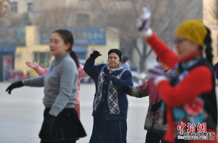 新疆喀什市东湖社区的小广场上，居民聚在一起跳广场舞。<a target='_blank' href=''>中新社</a>记者 刘新 摄
