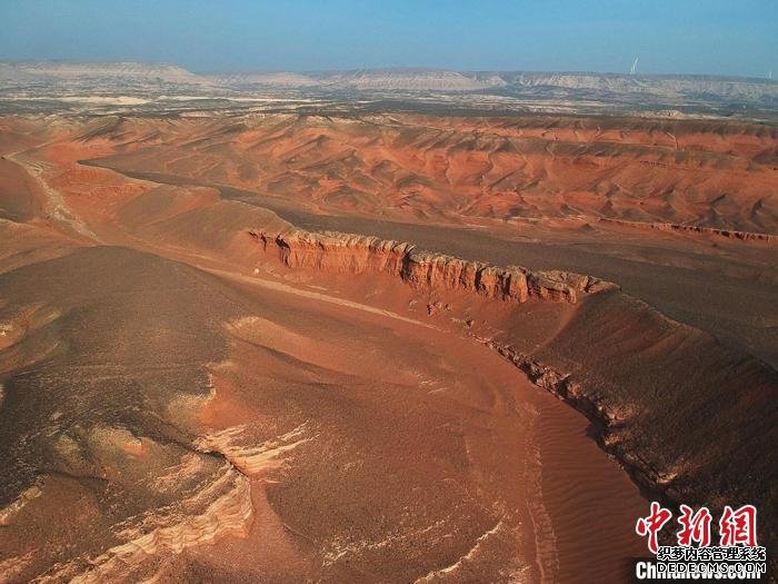 航拍新疆托克逊天山红河谷壮美苍茫