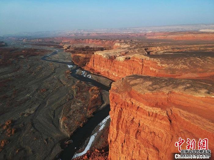 航拍新疆托克逊天山红河谷壮美苍茫