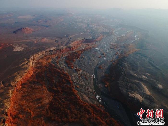 航拍新疆托克逊天山红河谷壮美苍茫