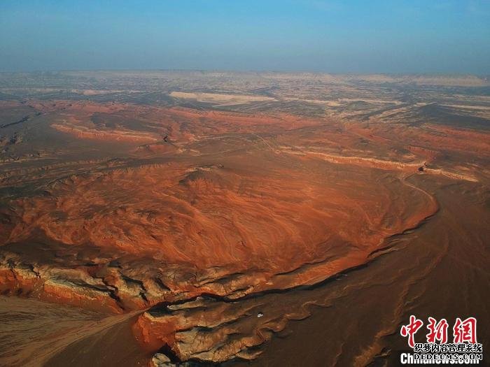 航拍新疆托克逊天山红河谷壮美苍茫