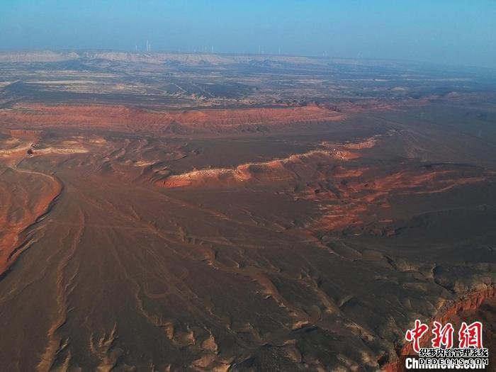 航拍新疆托克逊天山红河谷壮美苍茫