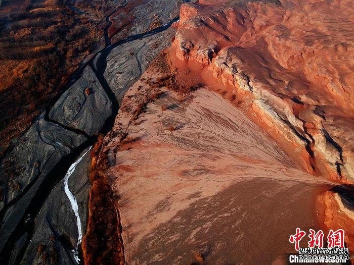 航拍新疆托克逊天山红河谷壮美苍茫