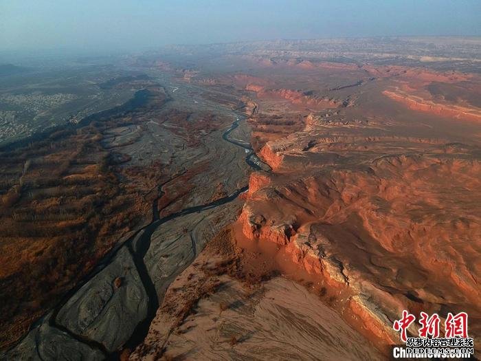 航拍新疆托克逊天山红河谷壮美苍茫