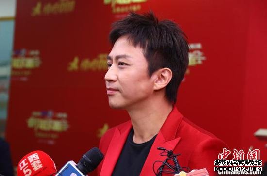 图为2020年1月12日晚，邓超在2020年江西卫视春节联欢晚会录制现场接受媒体采访。　刘占昆摄