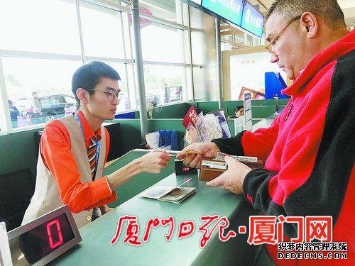 一名美国旅客在兑换点兑换人民币。