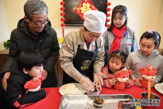 佳节将至 北京市民体验传统年节食物制作