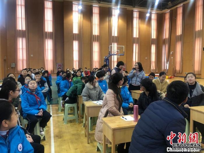 考生是爸妈，出题人是自己的娃，家长们在积极回答问题 唐娟 摄