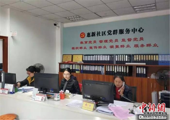 图为广东惠州市惠城区江北惠新社区居委会干部在登记从湖北返(抵)惠人员信息 惠州头条供图 摄