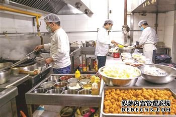 美食城临时改建暖心厨房为职工居民提供餐饮服务