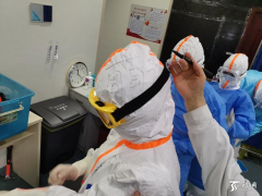 防护帽写着大盘鸡烤包子