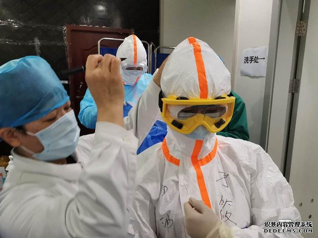 防护帽写着大盘鸡烤包子 医护人员邀请病患：抗疫胜利来尝新疆美食