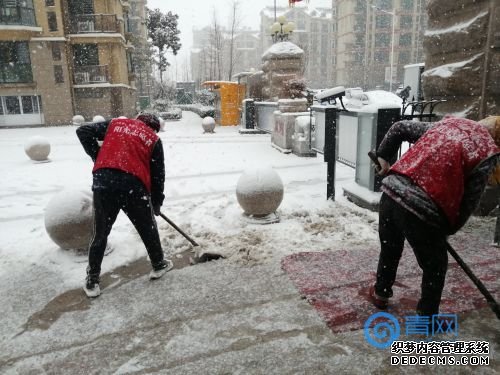 志愿者扫除积雪