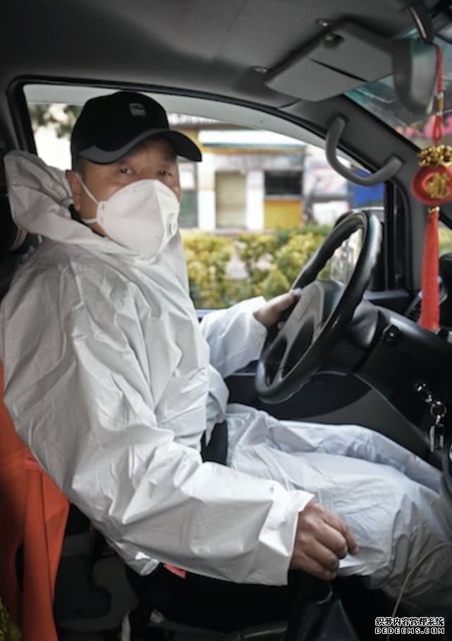 (刘小国参与医护紧急专供餐行动途中)